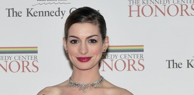 2. Anne Hathaway trafiła na drugie miejsce w zestawieniu głównie dzięki roli Białej Królowej w 