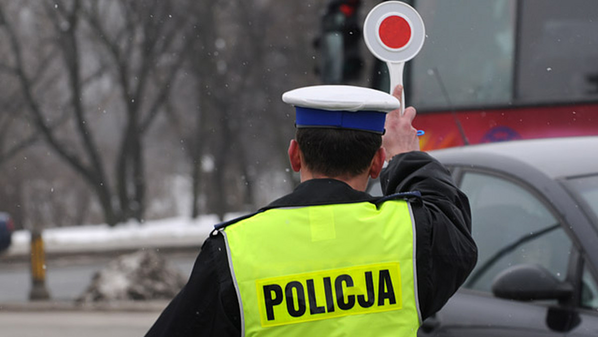 W Bolęcinie w gminie Siedlec koło Wolsztyna (woj. wielkopolskie) policjanci prowadzili pościg za volkswagenem polo, który nie zatrzymał się do kontroli. W pewnym momencie radiowóz zderzył się z samochodem, ranna została policjantka. 