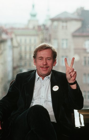 Prezydent Czechosłowacji Vaclav Havel pokazuje znak pokoju, 1989 r.