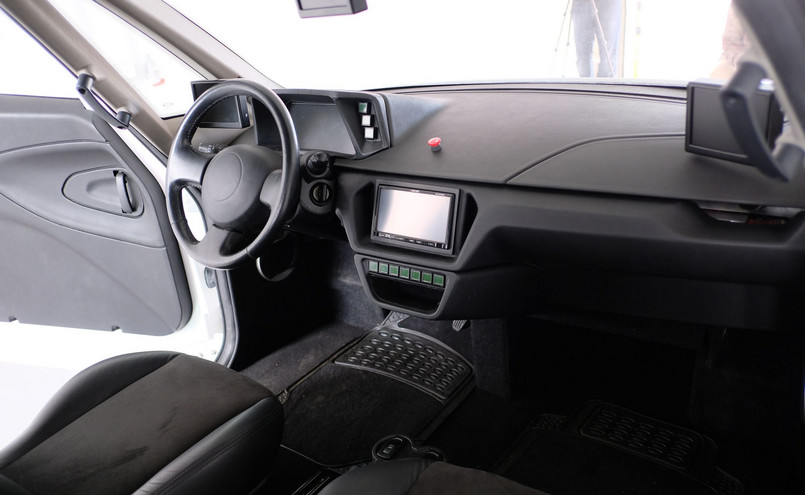 Zamiast tradycyjnych lusterek wstecznych zastosowano kamery, które przekazują widok zza auta na monitory w kabinie. Takie rozwiązanie zmniejsza też opory powietrza, co przekłada się na zasięg pojazdu