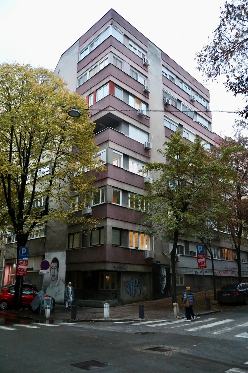 "Na Dorćolu mi starosedeoci zavodimo red, a ne došljaci koji žive u niskom prizemlju!" Oglasile se i komšije nakon što je Uroš Ćertić isekao čoveka mačetom u ovoj zgradi