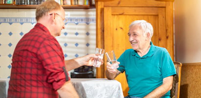 Seniorze, pij kranówkę! Oszczędzaj pieniądze i kręgosłup 