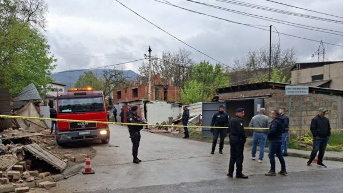 Rušenje garaže u severnom delu Kosovske Mitrovice