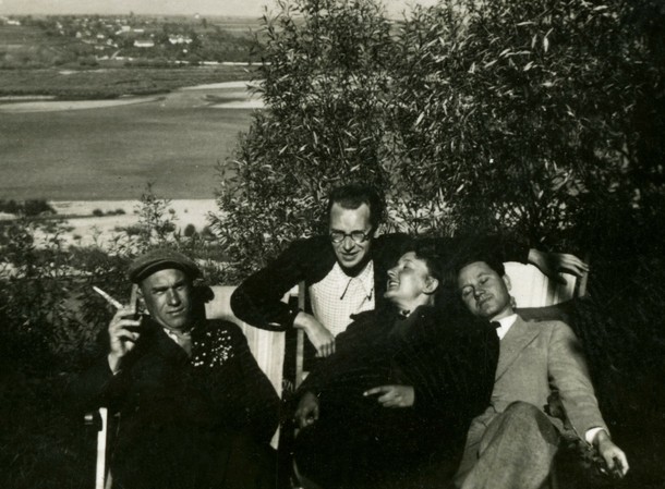 Spotkanie artystów. Od lewej: Jarosław Iwaszkiewicz, Jerzy Andrzejewski, Wanda Telakowska i Antoni Michalak, październik 1940 r.