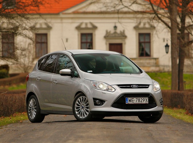 Z czym wam się kojarzą kompaktowe minivany, bo nam z nadmuchanymi autami segmentu C, które są mniej poręczne w mieście i wolniejsze na zakrętach. Po przejażdżce najnowszym fordem c-max diametralnie zmieniamy naszą opinię...