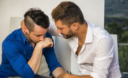 Dokonał coming outu dopiero po 40. Teraz gorzko wyznaje: Tęczowe barwy w logotypach są już memem