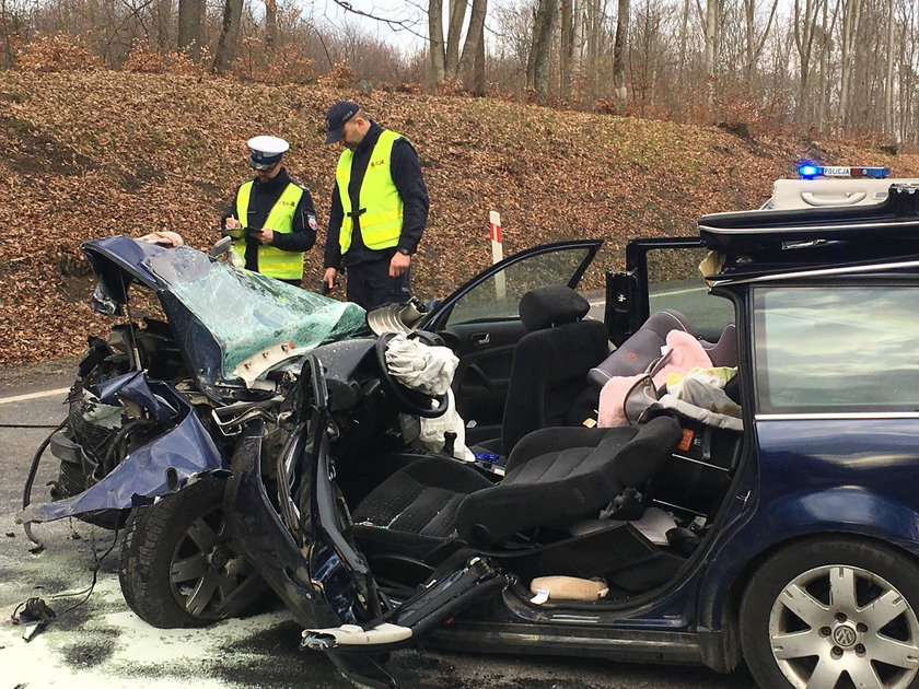 Tragiczny wypadek w Kościerzynie. Nie żyje niemowlę, sześć osób rannych