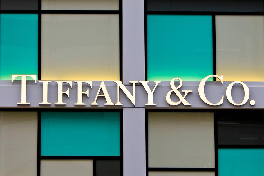 Propozycję przejęcia amerykańskiej jubilera padła w nieprzypadkowym momencie. Tiffany boryka się bowiem ze stagnacją sprzedaży, która wynika m.in. ze spowolnienia gospodarczego w Chinach. 