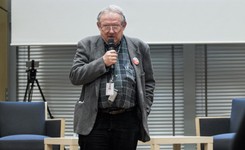 Incydent podczas spotkania z Michnikiem. Ktoś odpalił racę dymną