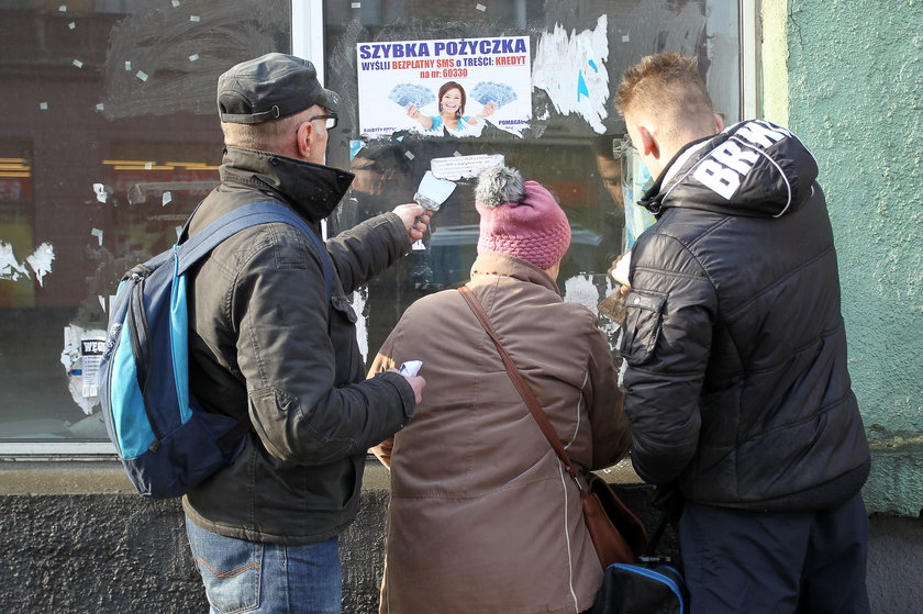 Odpracowują czynsz czyszcząc miasto z plakatów