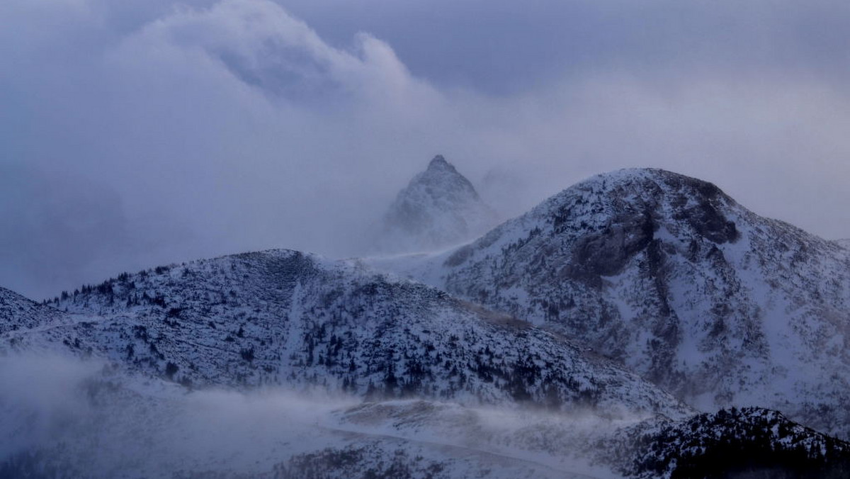 Z drugiego do trzeciego stopnia wzrosło zagrożenie lawinowe w Tatrach - ogłosili w poniedziałek ratownicy Tatrzańskiego Ochotniczego Pogotowia Ratunkowego (TOPR). Pokrywa śniegu na Kasprowym Wierchu wynosi już 70 cm.