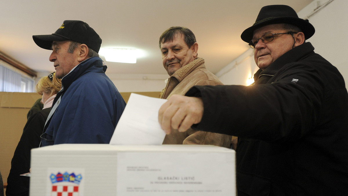 Chorwaci poparli w referendum przystąpienie swego kraju do Unii Europejskiej. 66,24 proc. głosujących opowiedziało się za wejściem do UE - poinformowała Państwowa Komisja Wyborcza po obliczeniu ponad 98 proc. głosów. - To historyczna decyzja, po raz pierwszy w naszej historii tak wielką decyzję podjęliśmy sami - powiedział premier Zoran Milanović. - To jest przełomowa chwila w naszej historii. Od teraz za swoje decyzje sami ponosimy odpowiedzialność - dodał.