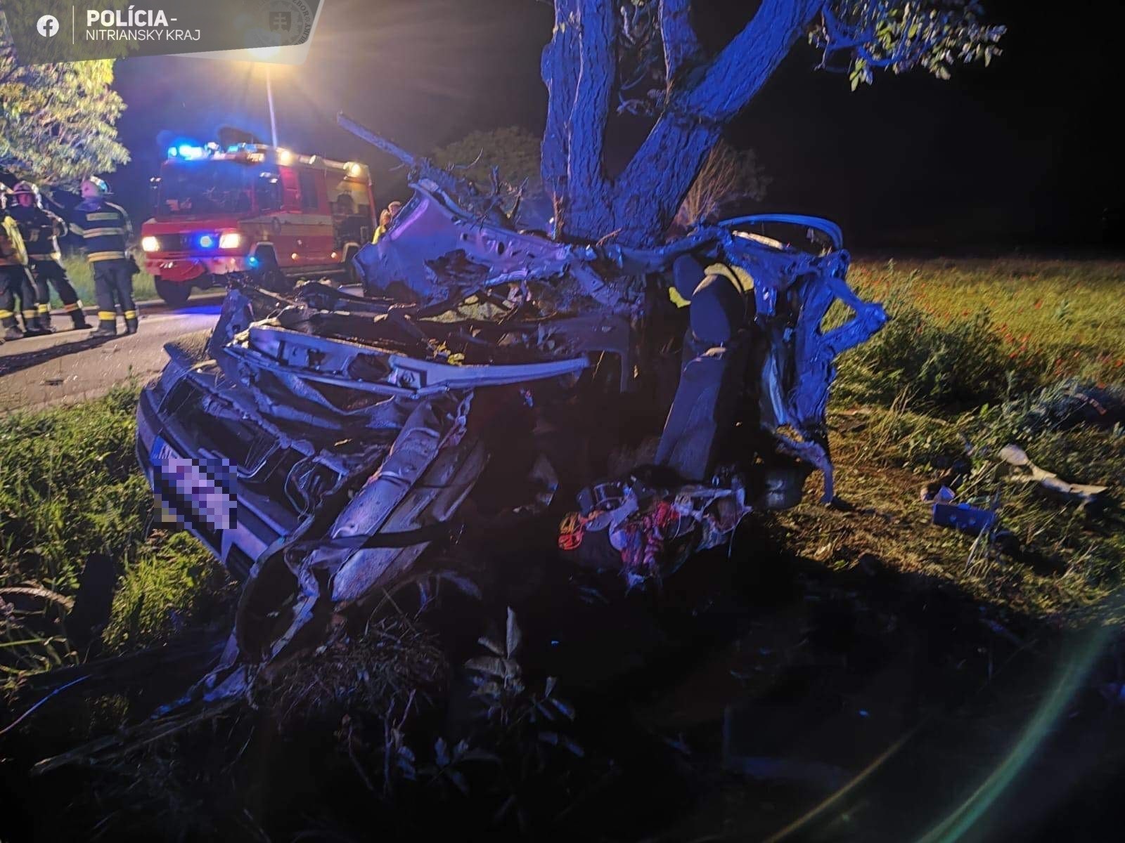 Pri tragickej nehode zahynuli dvaja mladí ľudia.