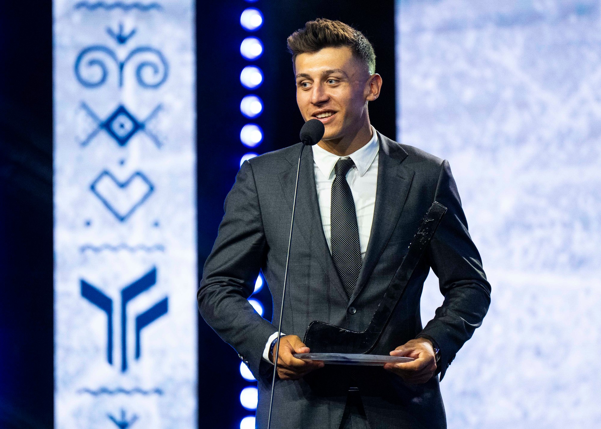 Hokejista roka 2024: Martin Fehérváry, ktorý triumfoval v kategórii Najlepší obranca, pózuje s Cenou Róberta Švehlu.