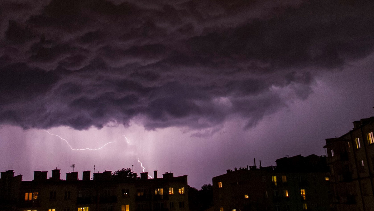 Biuro Prognoz Meteorologicznych we Wrocławiu ostrzega, że burze nad opolszczyzną mogą występować dziś od 13 do późnych godzin nocnych. Miejscami prognozuje się wystąpienie burz z opadami deszczu od 10 mm do 20 mm, lokalnie około 40 mm, oraz porywami wiatru do 80 km/h.