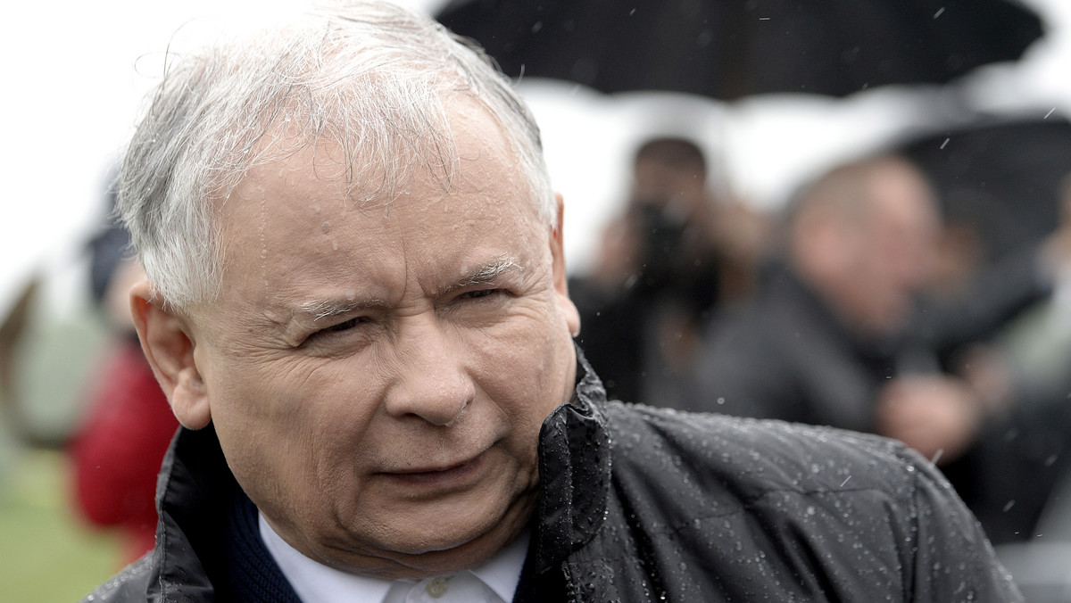 Prezes Prawa i Sprawiedliwości Jarosław Kaczyński skrytykował rząd za odłożenie realizacji programu zabezpieczenia Podkarpacia przed powodzią, przygotowanego przez minister w rządzie PiS Grażynę Gęsicką. Łatwiej pochwalić się autostradą niż wałem przeciwpowodziowym - podkreślił.