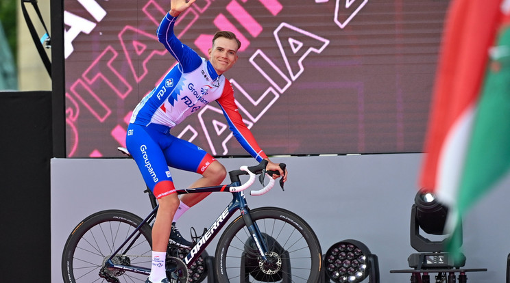 Valter Attila, a Groupama-FDJ csapat tagja a Budapestről rajtoló Giro d'Italia országúti kerékpáros körverseny csapatbemutatóján a Hősök terén 2022. május 4-én / Fotó: MTI/Illyés Tibor