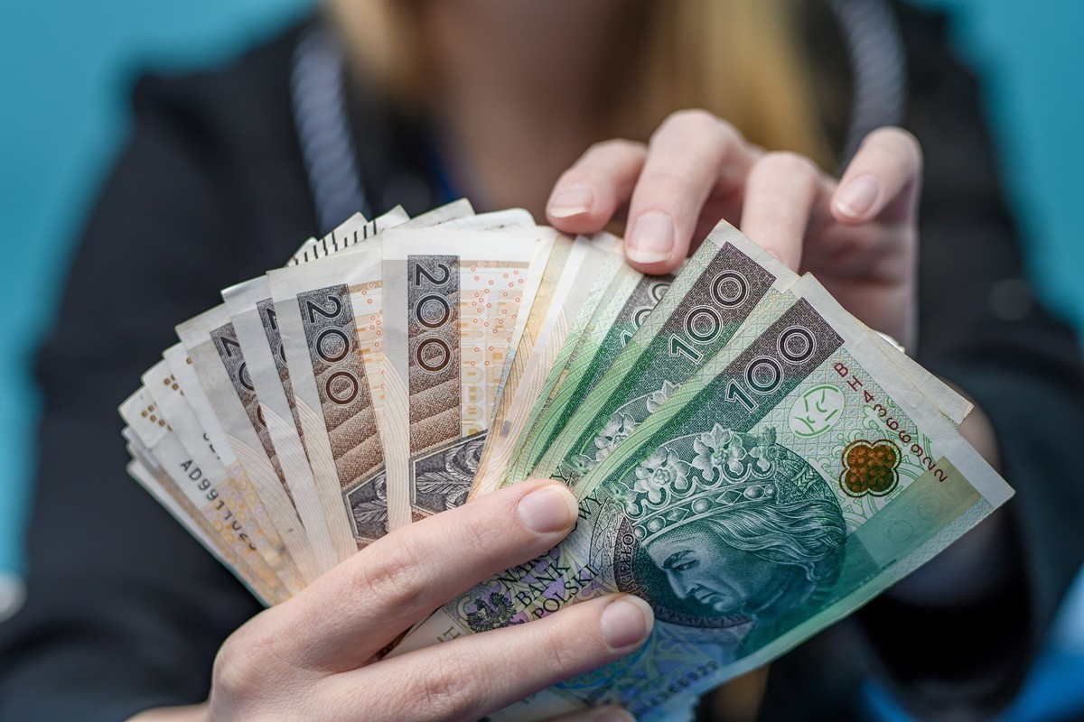 ZUS wypłaca nawet 1124 zł miesięcznie. Sprawdź, komu przysługuje świadczenie uzupełniające