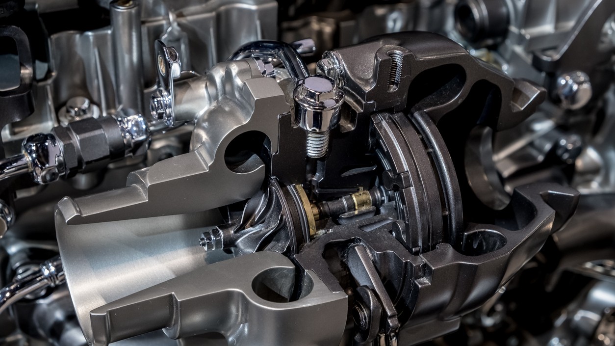 Strata výkonu motora často signalizuje vážne problémy s turbodúchadlom alebo netesnosťou v sacom systéme. Vodiči by mali venovať pozornosť každému nezvyčajnému zvuku spod kapoty v roku 2026.