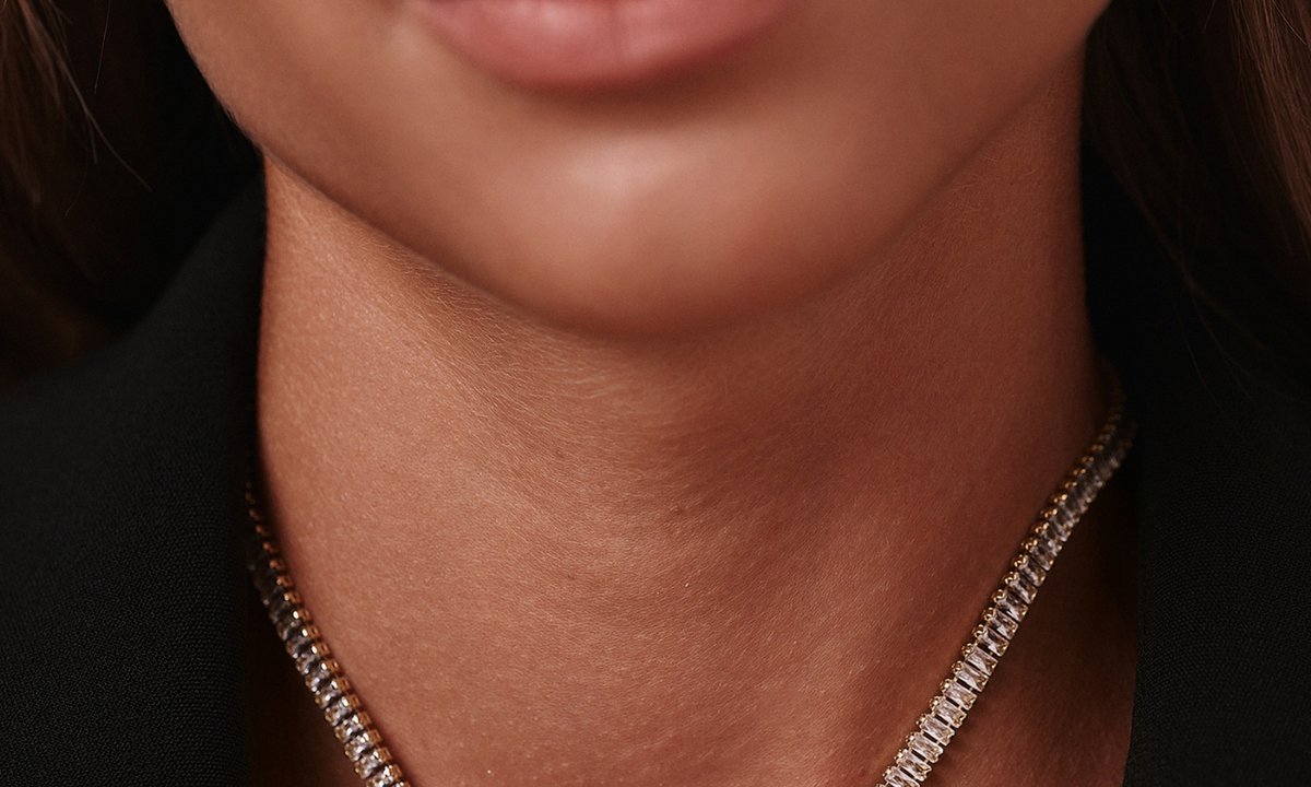 Ten naszyjnik z cyrkoniami mieni się jak diamenty. Pięknie odbija światło, jest rabat!