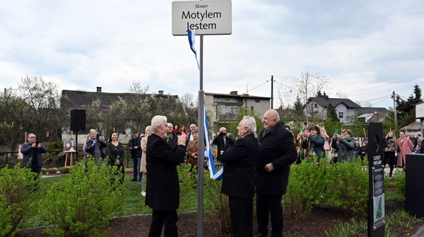 Irena Jarocka to jedna z najbardziej popularnych piosenkarek lat 70. XX w. Artystka właśnie została patronką skweru Motylem Jestem! Nazwa nawiązuje do tytułu największego przeboju piosenkarki z 1974 r.