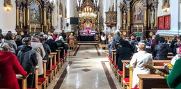 Tłok w wielkopolskich kościołach, limity przekroczone ponad 5-krotnie. Kara dla księży to żart