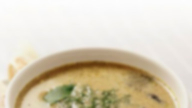 Zupa grzybowa z naleśnikowymi ślimaczkami