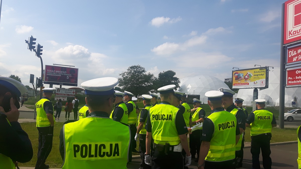 Kilkudziesięciu policjantów na ul. Ofiar Oświęcimia. Spokojnie, to tylko konkurs