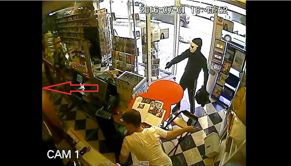 Ezt látnod kell! A fegyveres rabló megpróbálja kirabolni a dohányboltot, de terve csődöt mondk, amikor feltűnik egy nem várt hős (videó)