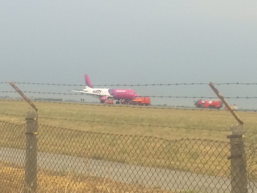 Amaterski snimak aviona u vreme otklanjanja kvara na aerodromskoj pisti