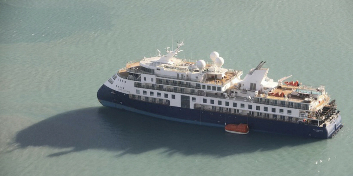Statek Ocean Explorer osiadł na mieliźnie w poniedziałek w zatoce Alpefjord w Parku Narodowym Grenlandii. 
