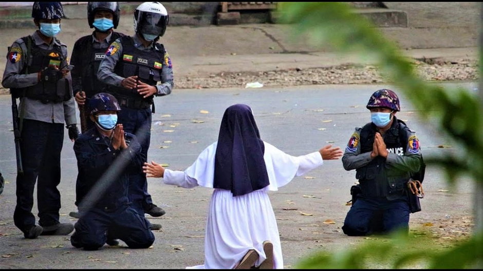 „Adoracja dała mi siłę”. Zakonnica z Mjanmy opowiada o powstrzymaniu policji przed atakiem na demonstrantów