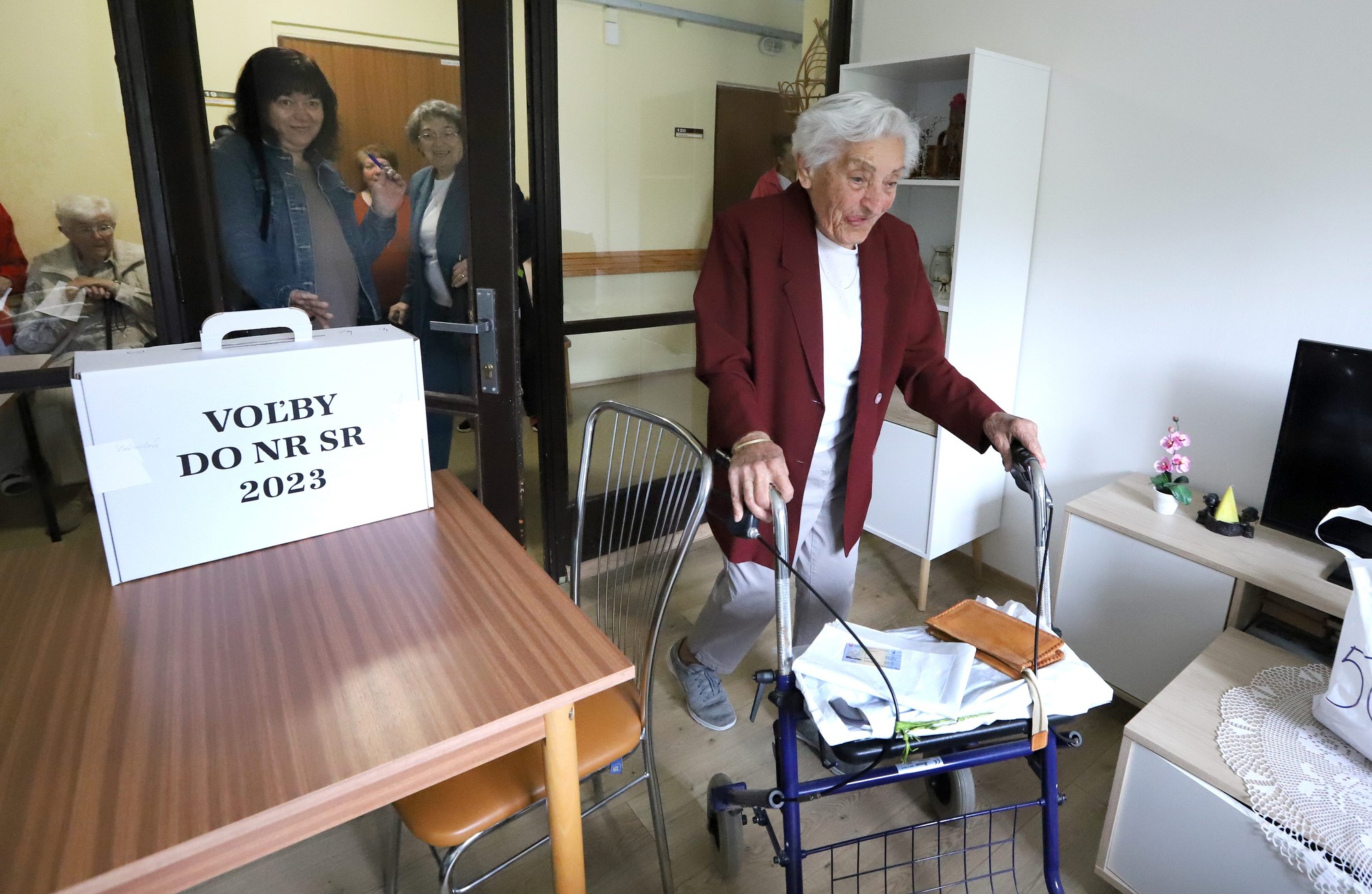 Mária Longauerová volila do prenosnej volebnej schránky v zariadení pre seniorov Jeseň v Banskej Bystrici.