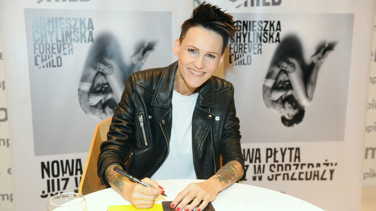 Wydana z zaskoczenia 30 września płyta "Forever Child" Agnieszki Chylińskiej cieszy się ogromną popularnością. Album w ciągu doby od premiery dotarł na pierwsze miejsce bestsellerów empik.com, a klip do utworu "Królowa Łez’" promującego ten krążek, potrzebował zaledwie trzech dni, by uzyskać milion wyświetleń.