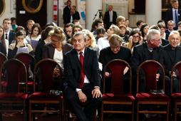 Warszawa, 12.10.2013. Profesor Piotr Gliski (C), podczas debaty gwnej Dziedziniec Dialogu - Wiara