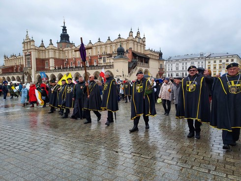 Rycerze Jana Pawła II idący w Białym Marszu Papieskim