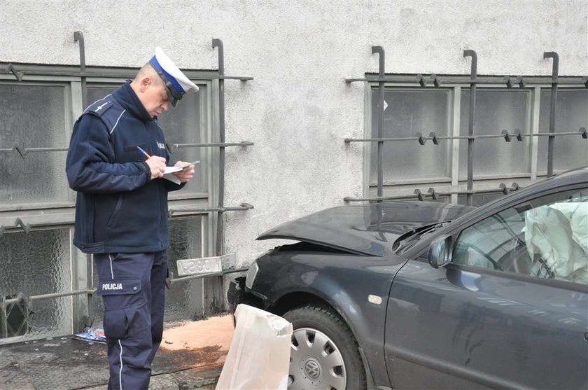 Auto wbiło się mur urzędu!