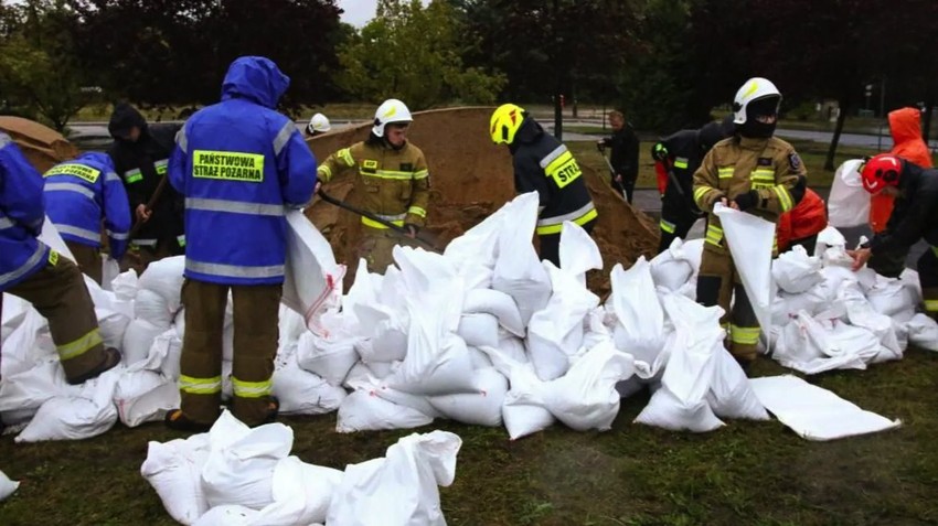 U Gluholaziju, na jugu Poljske, vatrogasci prave barijere od vreća peska kako bi zaštitili stanovnike u blizini reke | Foto: EPA
