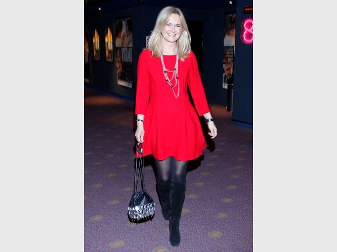 Wielkie zaskoczenie! Grażyna Torbicka w wyrazistym kolorze i bardzo krótkim fasonie! Prezenterka zdążyła nas przyzwyczaić do prostych i czarnych kreacji. W tej odsłonie wydaje czuć się znakomicie. Czerwień dodała Torbickiej świeżości, ale dobór dodatków zniweczył efekt i sprawił, że kreacja pozostawia wiele do życzenia.