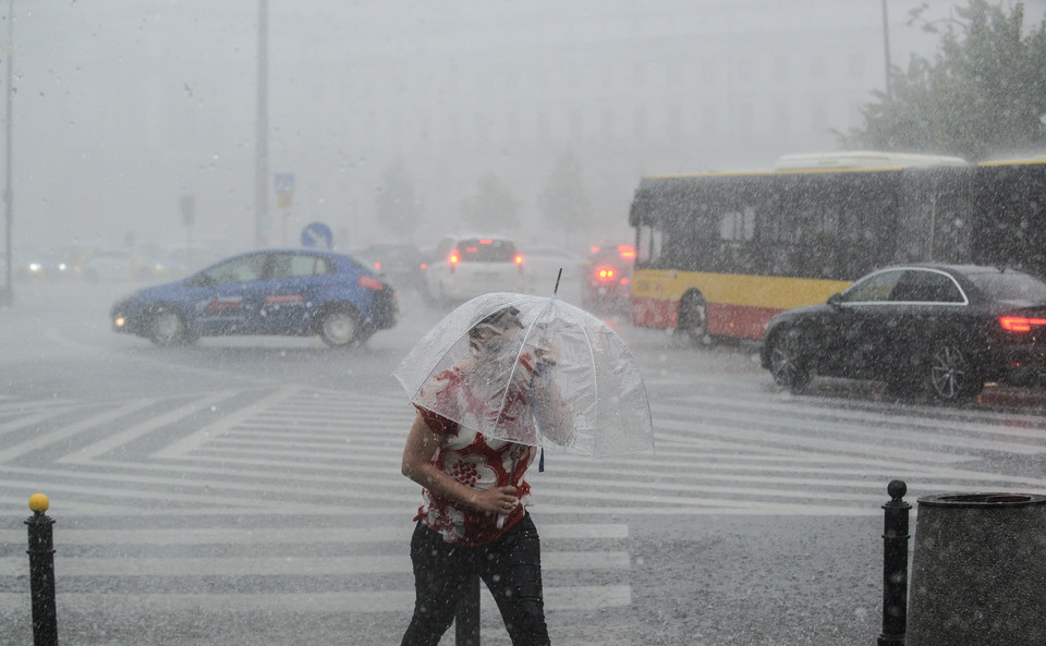 Deszcz na warszawskich ulicach