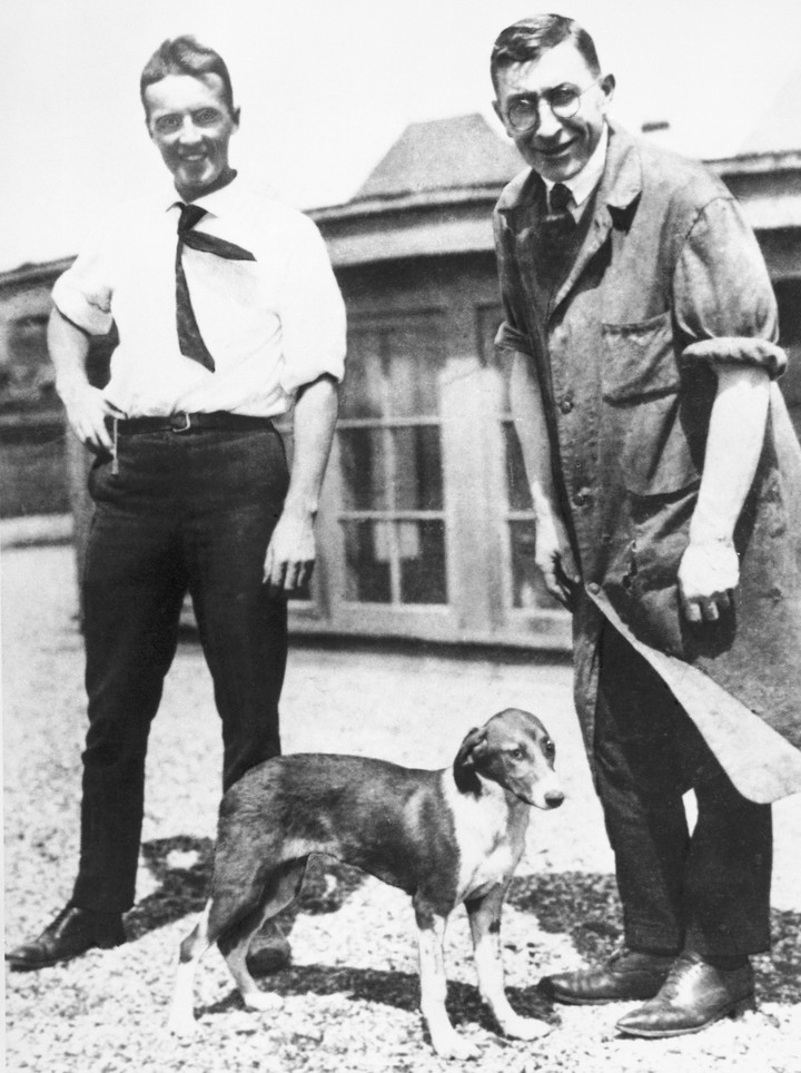 Charles Best (z lewej) i Fredrick Banting (z prawej) latem 1921 r. Obok nich pierwszy pies uratowany dzięki insulinie