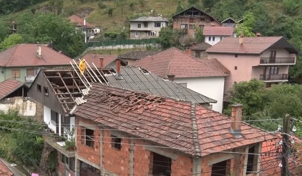 Olujno nevreme pogodilo Štrpce/vetar iščupao krov sa kuće 