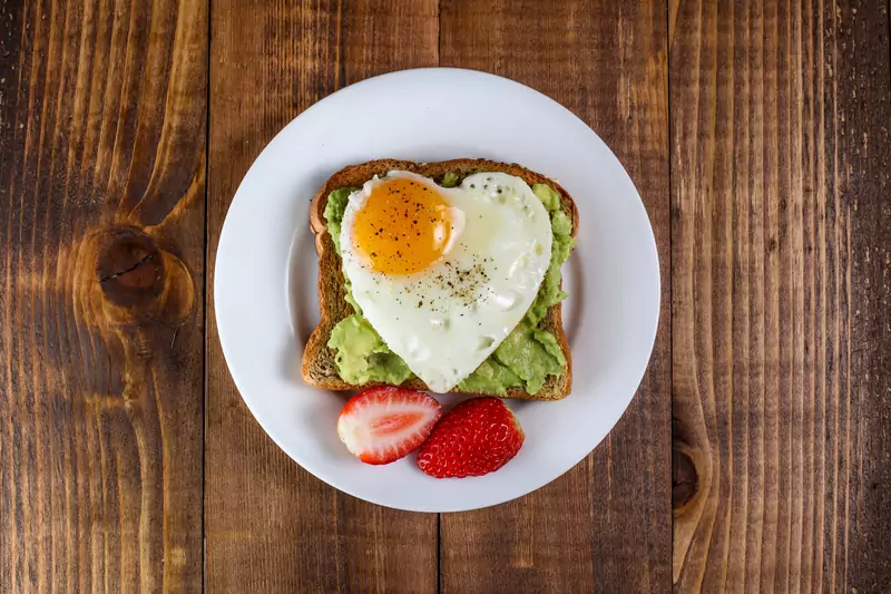 Tost z awokado / Getty Images / miromiro