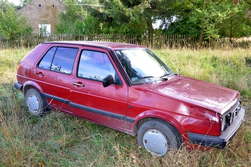 Pijany nastolatek wjechał w tłum ludzi przed kościołem. Złapali go księża