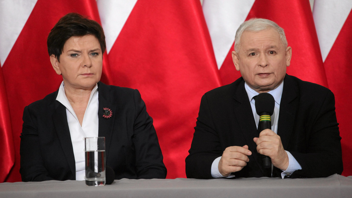 Jarosław Kaczyński zapowiada, że jeśli obecny protest części opozycji będzie kontynuowany, to Sejm będzie działał tak jak w przypadku uchwalania budżetu. I dodał opozycja żyje w błędzie, jeśli sądzi, że zdoła sparaliżować działania w Sejmie swoim protestem w sali plenarnej. Według Kaczyńskiego powtórka głosowania budżetu nie jest możliwa, bo - jak zaznaczył - nie ma zgody na to, by rządziła mniejszość.