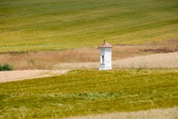 Zaskakująca interpretacja. Będzie podatek od kapliczek, oczek wodnych i krasnali ogrodowych?