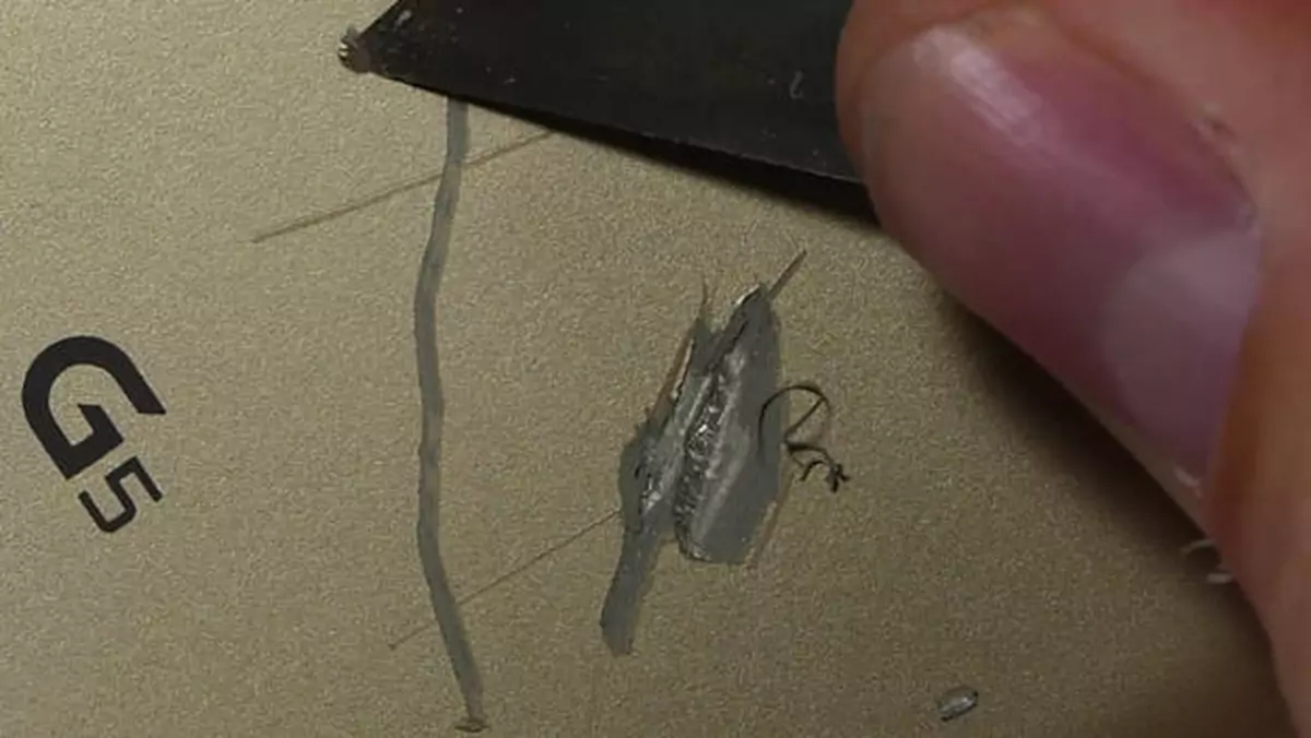 LG G5 - metalową obudowę pokryto tworzywem