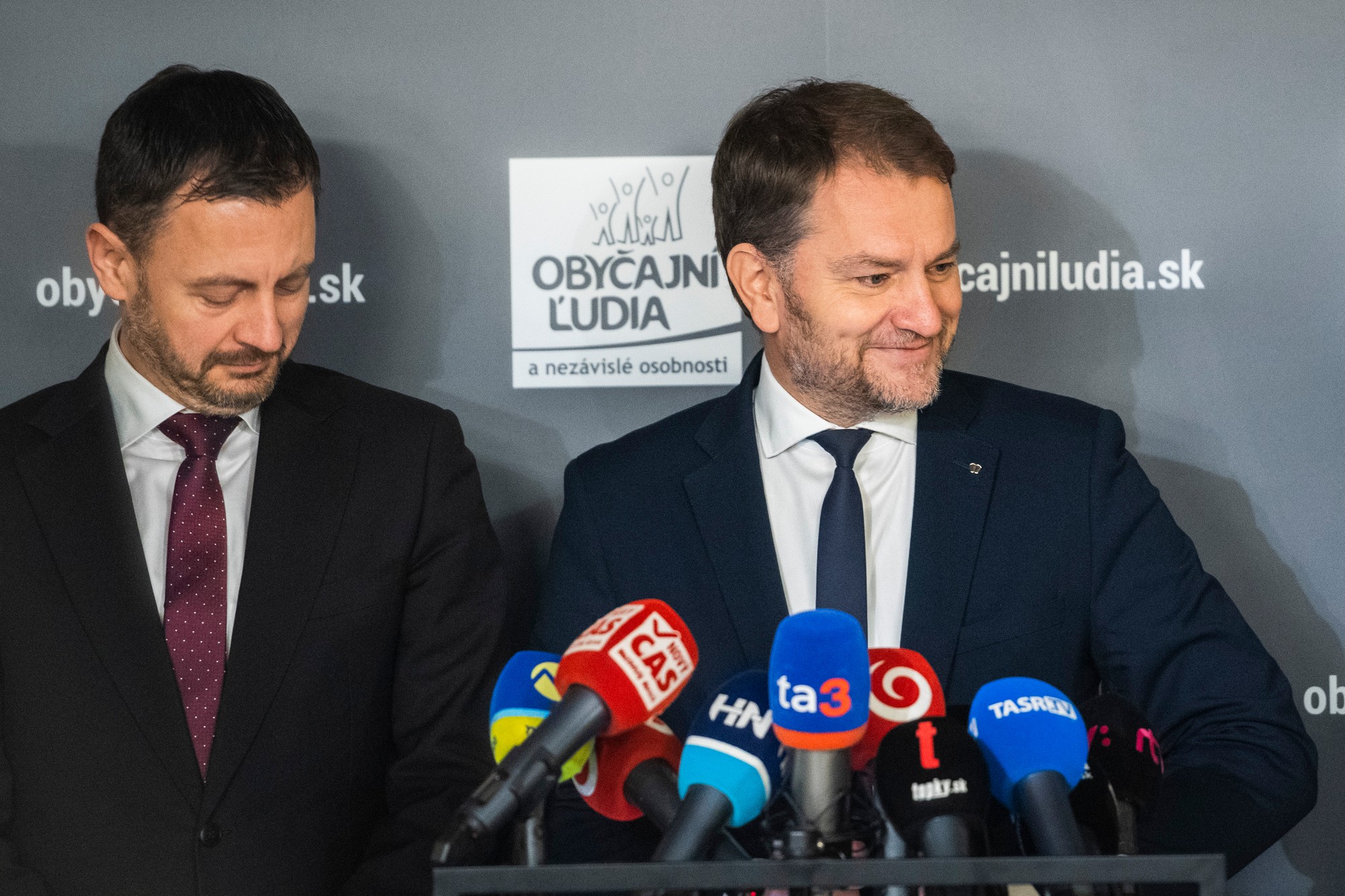 Vpravo minister financií SR Igor Matovič, vľavo premiér SR Eduard Heger.