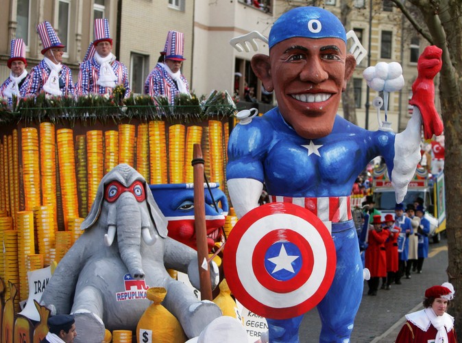 Prezydent USA jako kapitan Ameryka na paradzie w Dusseldorfie