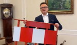 Pomysł Szymona Hołowni okazał się hitem! Wiemy, za ile wylicytowano barierkę sprzed Sejmu